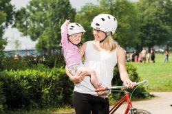 Fahrradhelm für Kinder - Eltern geben ein Beispiel